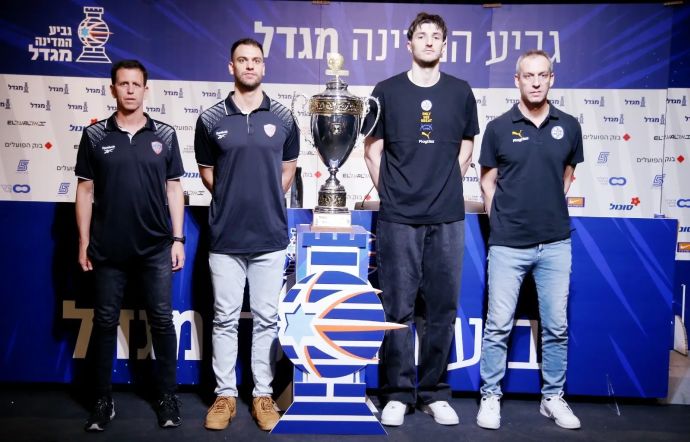 מאמן מכבי תל אביב עודד קטש לצד רומן סורקין, מאמן עירוני קרית אתא שרון אברהמי, רז אדם