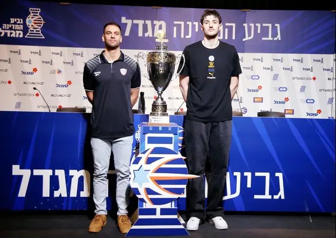 שחקן מכבי תל אביב רומן סורקין, שחקן עירוני קרית אתא רז אדם