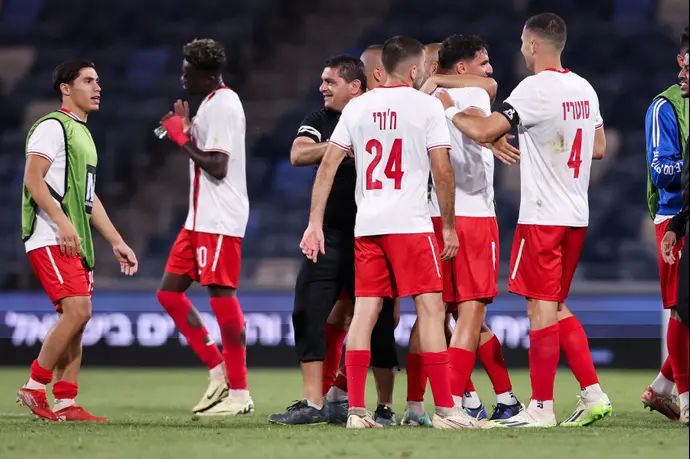 שחקני בני סכנין חוגגים