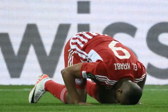 איוב אל קעבי שחקן אולימפיאקוס מתפלל אחרי הבקעת שער