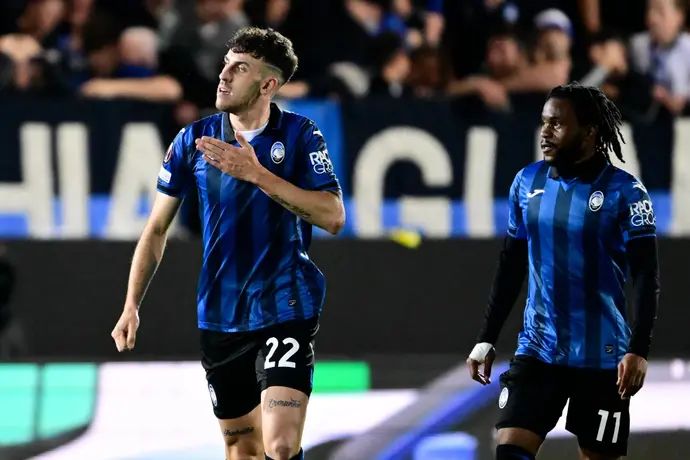 מתאו רוג'רי שחקן אטאלנטה חוגג שער, מאחוריו אדמולה לוקמן