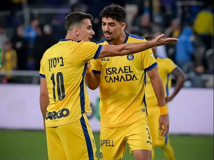 רוי רביבו עם דן ביטון שחקני מכבי תל אביב