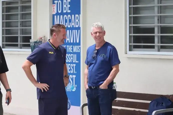 בעלי מכבי תל אביב מיטש גולדהאר לצד רובי קין