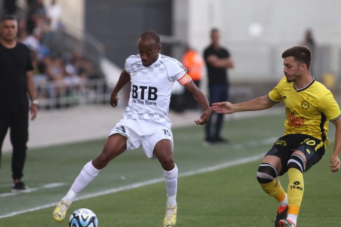 מנשה זלקה שחקן הפועל חדרה לפני עוז בילו שחקן מכבי נתניה