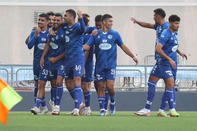 שחקני מכבי פתח תקוה חוגגים עם מוחמד הינדי