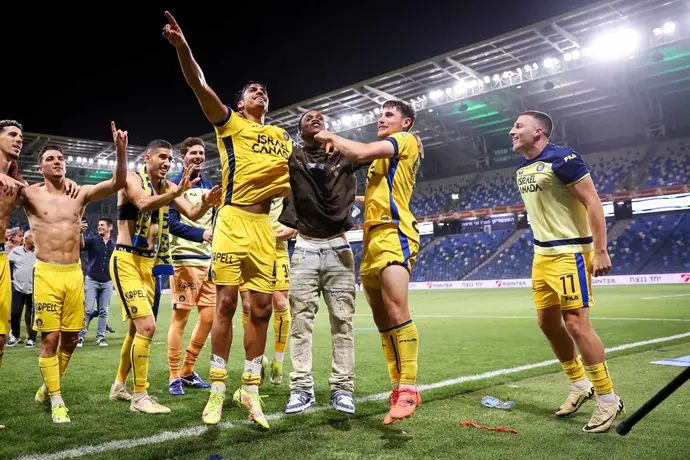 שחקני מכבי תל אביב חוגגים את הניצחון 0:1 בחיפה