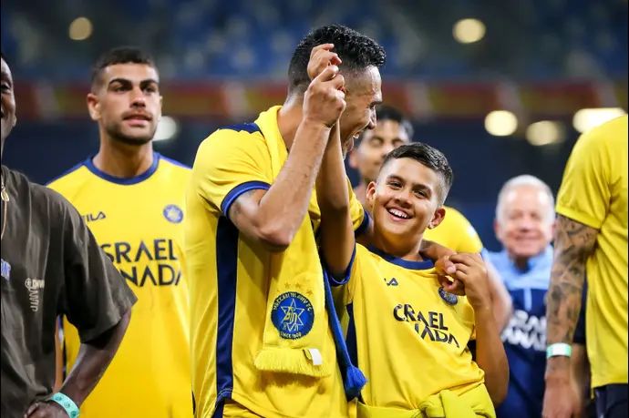 שחקן מכבי תל אביב ערן זהבי עם בנו