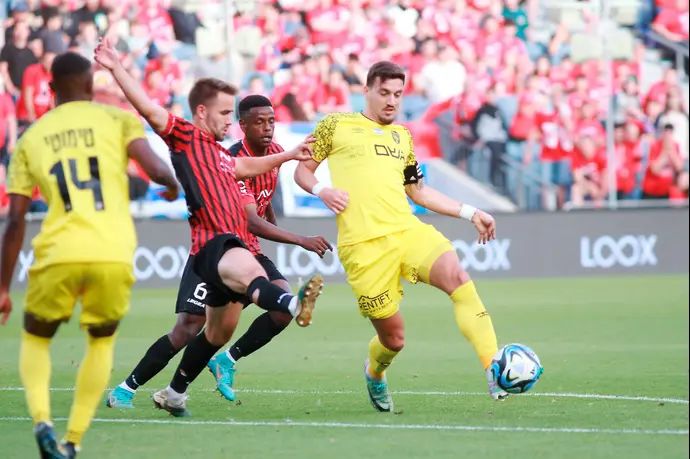 ירדן שועה בית"ר ירושלים לצד עומר אגבדיש הפועל ירושלים