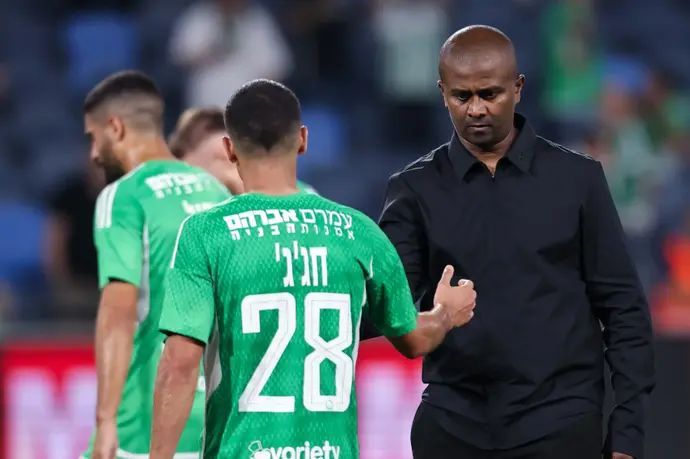 מסאי דגו מאמן מכבי חיפה עם עילאי חג'ג'