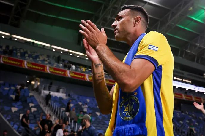 ערן זהבי חוגג את הניצחון של מכבי תל אביב בחיפה