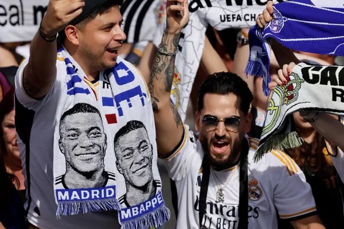 אוהד ריאל מדריד במצעד האליפות, עם צעיף ותמונתו של קיליאן אמבפה