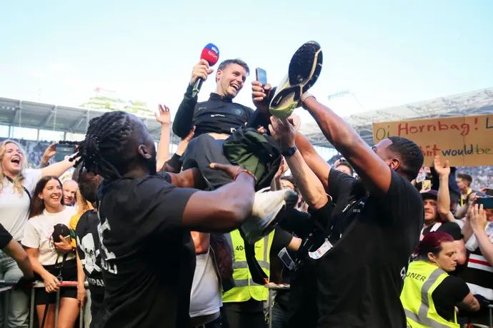 שחקני סט. פאולי מרימים את מאמנם פביאן הורצלר