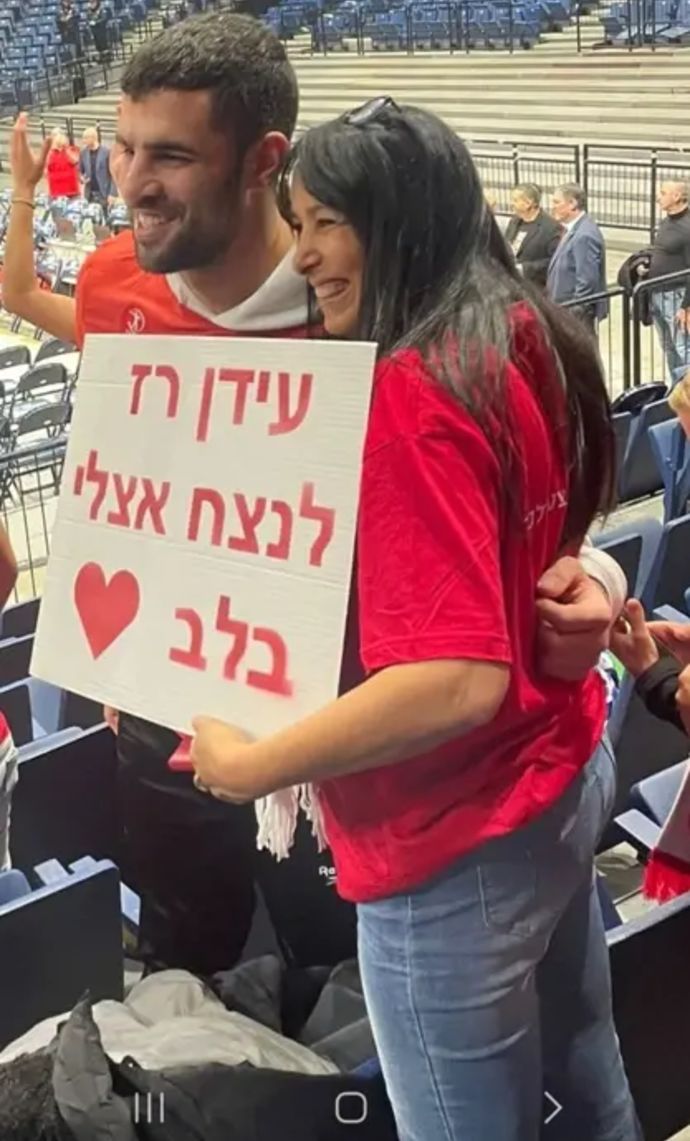 אתי רז, אימו של הלוחם עידן רז ז"ל, לצד שחקן הפועל תל אביב תומר גינת