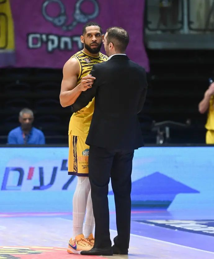 סי ג'יי האריס לצד מאמן הפועל חולון עמית שרף