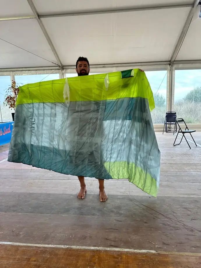 דור זרקה עם המצנח הקרוע