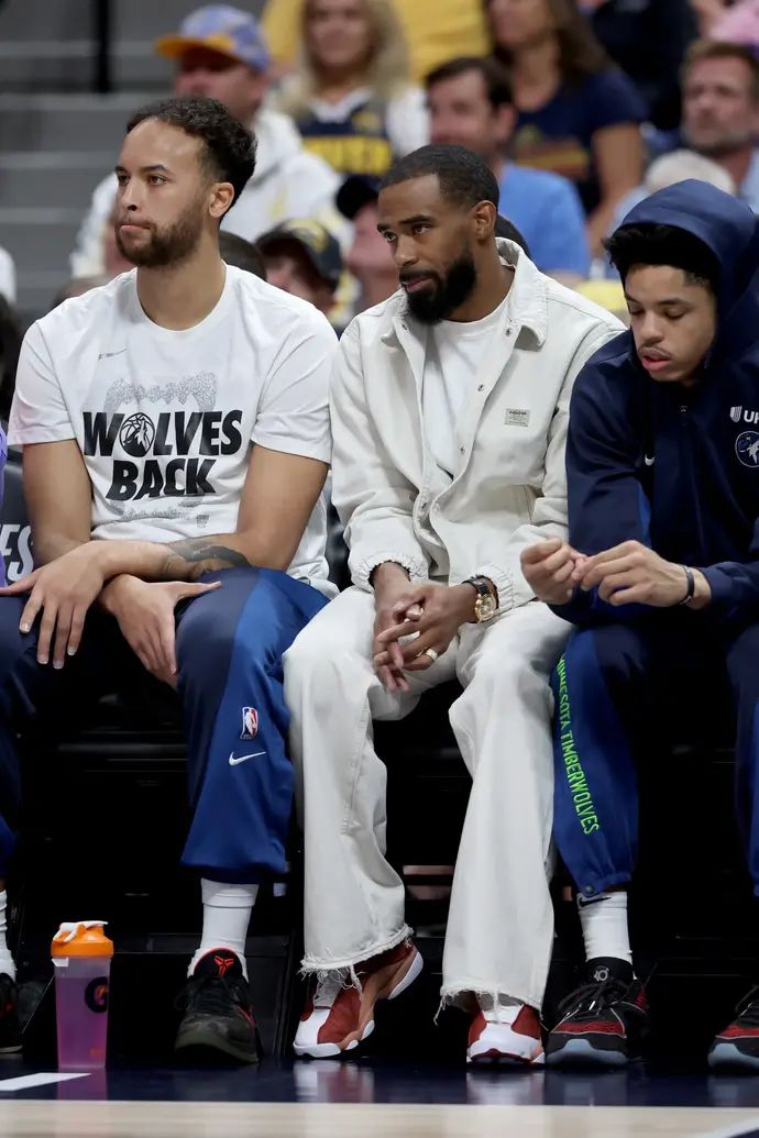 מייק קונלי הפצוע על הספסל של מינסוטה