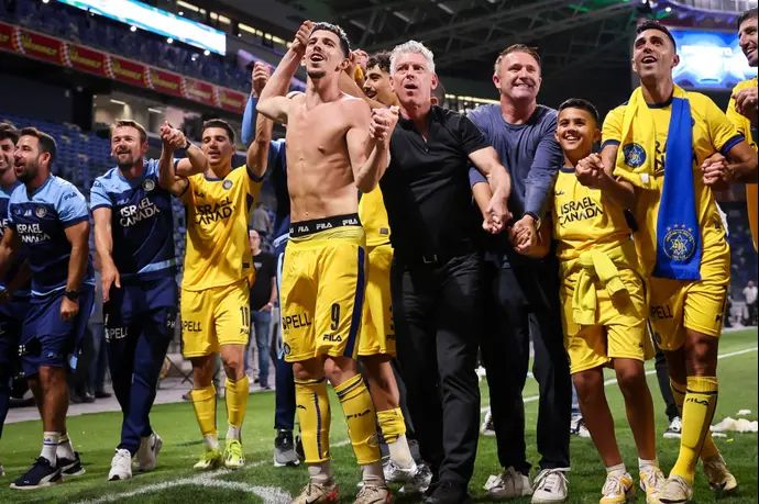 מיטש גולדהאר חוגג עם שחקני מכבי תל אביב את הניצחון בחיפה