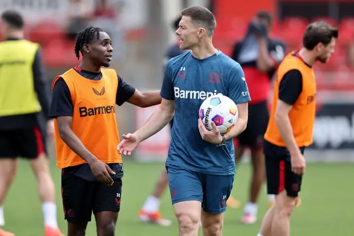 צ'אבי אלונסו מאמן באייר לברקוזן לצד ג'רמי פרימפונג