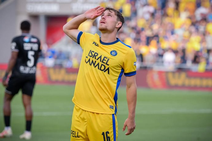 שחקן מכבי תל אביב, גבי קניקובסקי, מצדיע לזכר חבריו שנהרגו במלחמה, אחרי שכבש שער