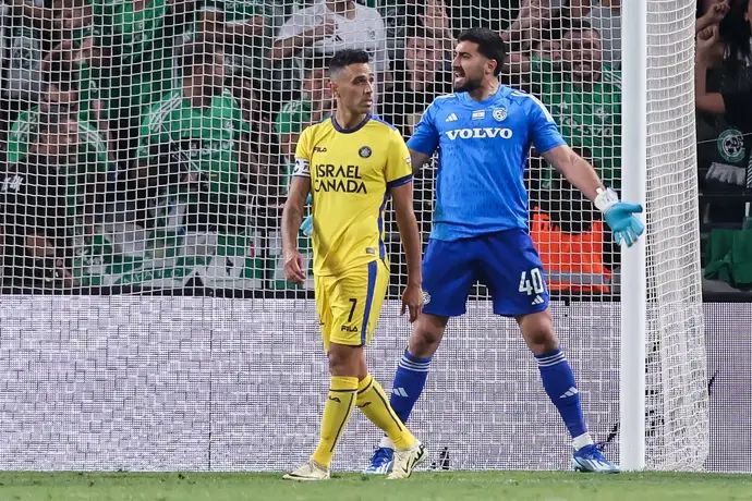 שוער מכבי חיפה שריף כיוף, ליד שחקן מכבי תל אביב, ערן זהבי