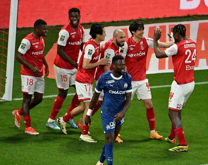 שחקני ריימס חוגגים שער עצמי של שחקן מארסיי שאנסל אמבמבה