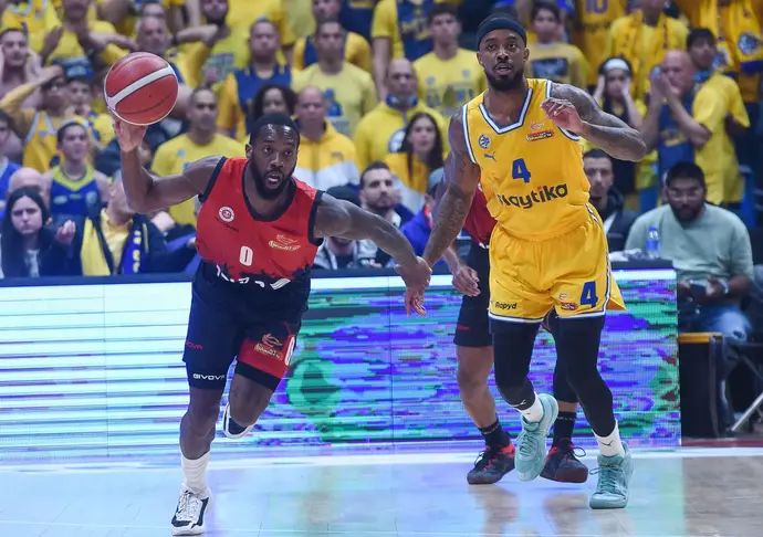 קדין קרינגטון הפועל ירושלים לצד לורנזו בראון מכבי תל אביב