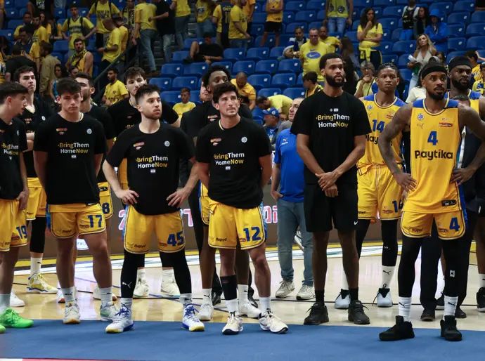 שחקני מכבי תל אביב מאוכזבים אחרי ההפסד בגמר גביע המדינה