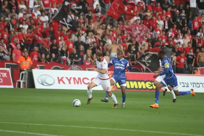 שחקן הפועל תל אביב שחר הירש עם שחקן הפועל חדרה מנשה זלקה