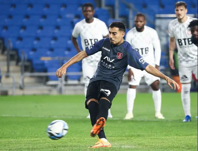 מתן חוזז שחקן הפועל ירושלים בועט פנדל