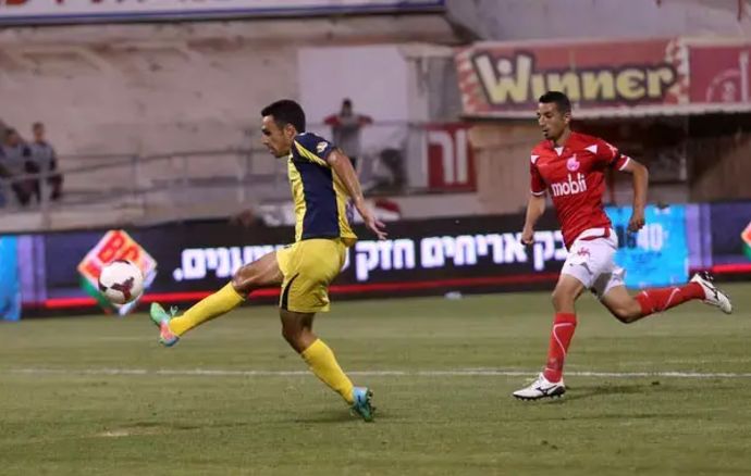 ערן זהבי שחקן מכבי תל אביב מול אביתר אילוז שחקן הפועל באר שבע