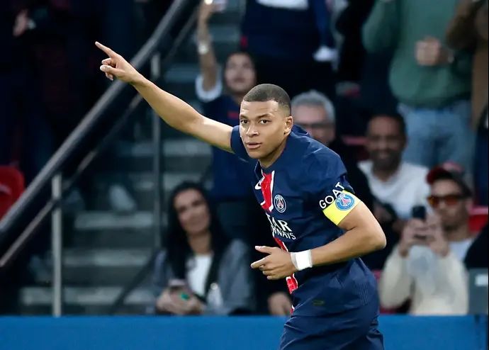 קיליאן אמבפה שחקן פריז סן ז'רמן חוגג שער