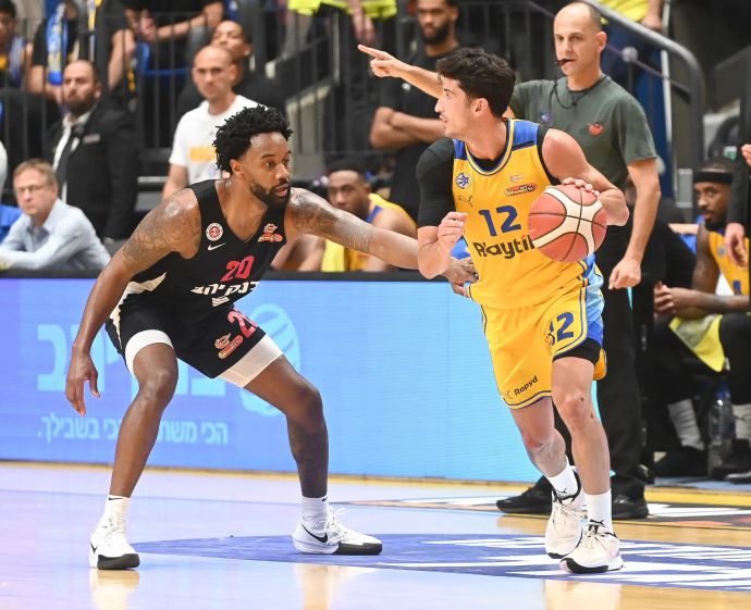 ג'ון דיברתולומאו מכבי תל אביב לצד ליוואי רנדולף הפועל ירושלים