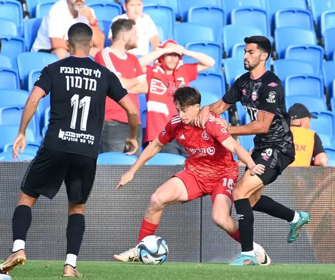 שחקן הפועל תל אביב עופר גלברד, מול שחקן הפועל חדרה, רז טוויזר