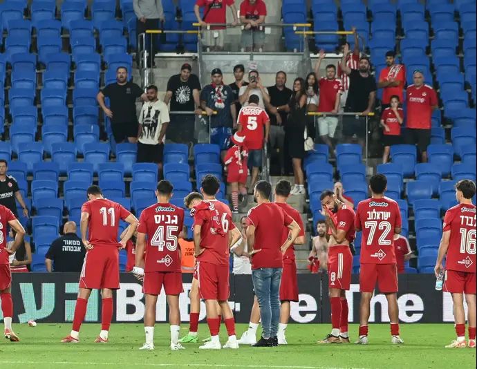 שחקני הפועל תל אביב ליד האוהדים