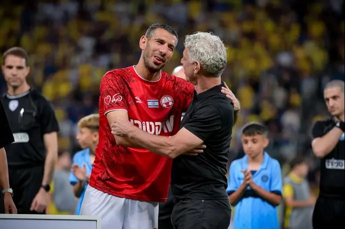 שחקן הפועל באר שבע איתן טיבי, עם הבעלים של מכבי תל אביב מיטש גולדהאר