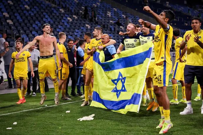 שחקני מכבי תל אביב חוגגים את הניצחון 0:1 בחיפה