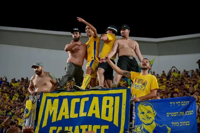 ערן זהבי חוגג עם אוהדי מכבי תל אביב