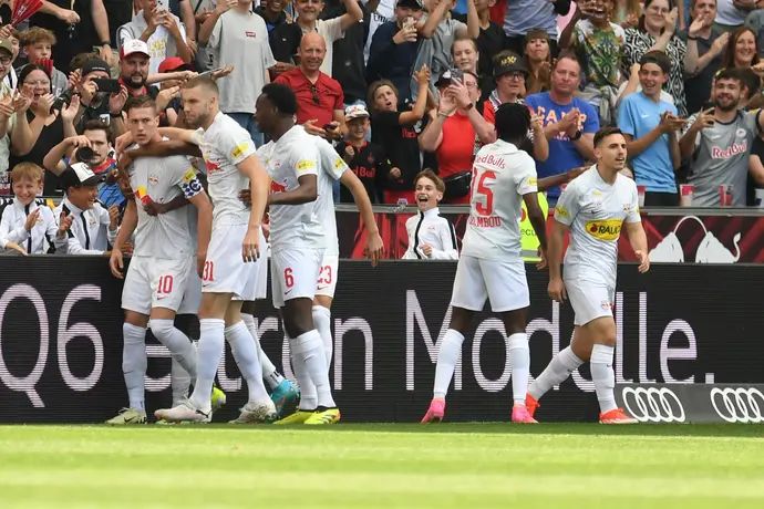 שחקני רד בול זלצבורג חוגגים, אוסקר גלוך מימין