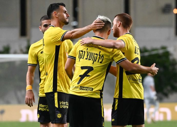 מקסים פלקושצנקו עם שחקני מכבי נתניה