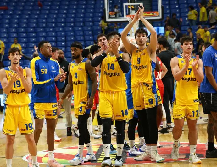 שחקני מכבי תל אביב חוגגים