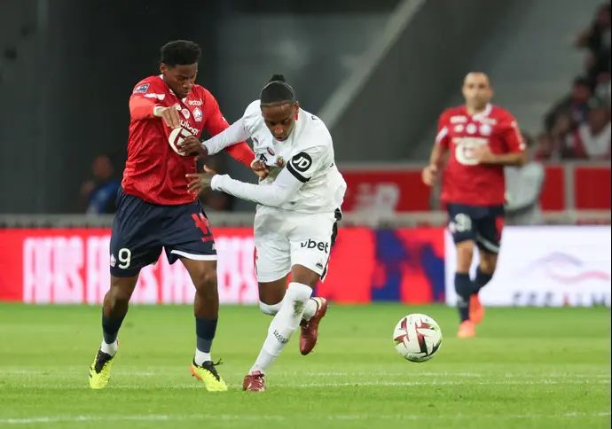 פאבלו רוסאריו שחקן ניס לפני ג'ונתן דייויד שחקן ליל