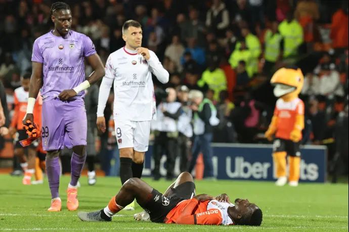 במבה דיינג שחקן לוריין על הדשא