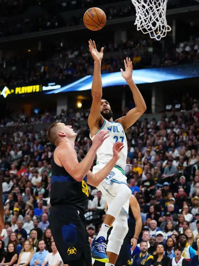 רודי גובר קולע מעל ניקולה יוקיץ' בניצחון מינסוטה על דנבר