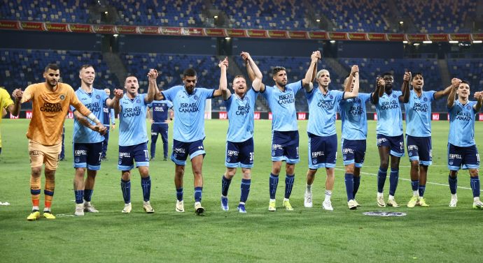 שחקני מכבי תל אביב חוגגים