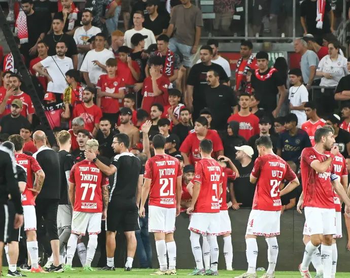 שחקני הפועל באר שבע ניגשים לקהל