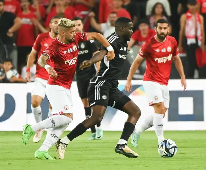 שואו שחקן מכבי חיפה לפני רותם חטואל שחקן הפועל באר שבע