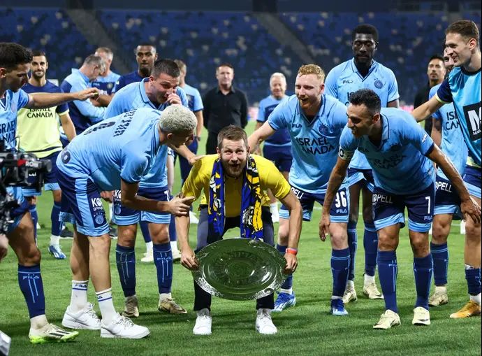 שחקן מכבי תל אביב שרן ייני עם צלחת האליפות