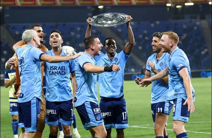 שחקני מכבי תל אביב חוגגים, מילסון מניף את צלחת האליפות