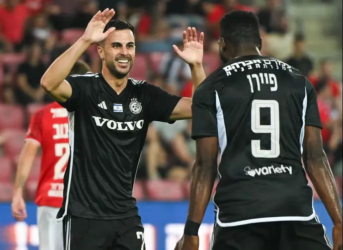 דין דוד שחקן מכבי חיפה חוגג עם פרנזי פיירו