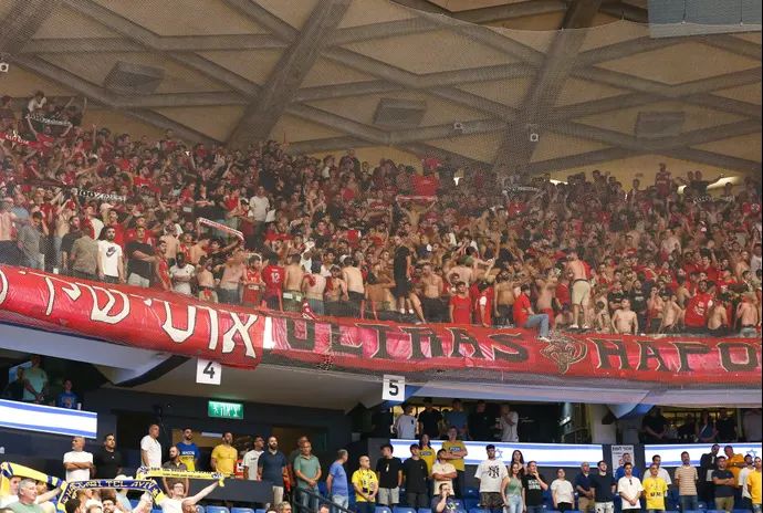 אוהדי הפועל תל אביב בדרבי